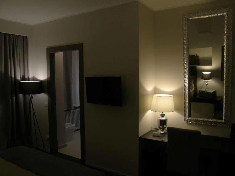 Zuretti 61 Bed & Breakfast Milan Bagian luar foto